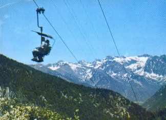 French experimental duo Couvre-Feu riff on Krautrock for ‘Kösmischen Hits!’